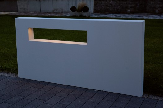 Alessio-Wandscheibe Sichtbeton Grau glatt mit Aussparung und eingebauter LichtDesign LED-Leiste (240 x 200 x 14 cm).