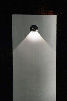 Alessio ConceptDesign Sichtbeton Grau glatt mit eingebautem 90° LED-Strahler (250 x 60 x 14 cm).