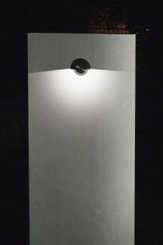 Alessio ConceptDesign Sichtbeton Grau glatt mit mit eingebautem 180° LED-Strahler (250 x 60 x 14 cm).