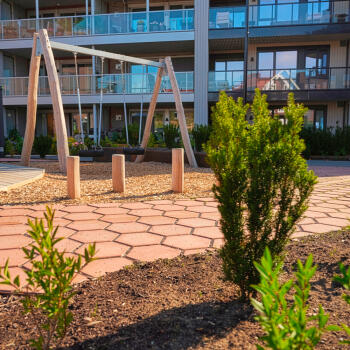 Bekkestua (NOR), Bekkestua Have, Asak Flyt Rød Terrakotta I © by ASAK, Norway