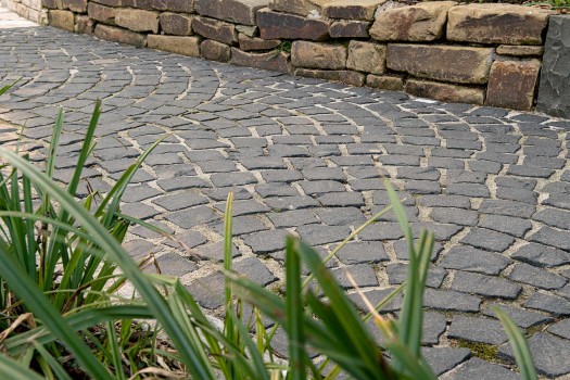 Naturstein Basalt schwarz gespalten