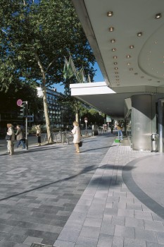 Düsseldorf, Graf-Adolf-Straße, Belpasso Nuvola brillant in Kombination mit Umbriano Granitgrau-weiß gemasert.