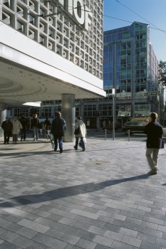 Düsseldorf, Graf-Adolf-Straße, Belpasso Nuvola brillant in Kombination mit Umbriano Granitgrau-weiß gemasert.