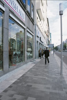 Düsseldorf, Graf-Adolf-Straße, Belpasso Nuvola brillant in Kombination mit Umbriano Granitgrau-weiß gemasert.