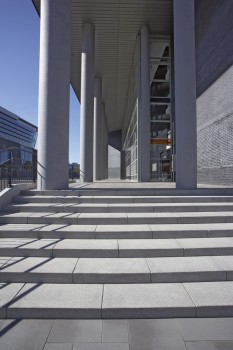 Nijmegen (NL), Bahnhofsumfeld Heyendaal, Belpasso Grigio brillant in Kombination mit Tocano Granithell.