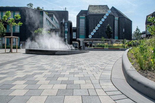 Langenfeld, Konrad-Adenauer-Platz, Boulevard Quarzgrau, Silbergrau und Titangrau samtiert in Kombination mit ConceptDesign Wassertisch, Beeteinfassungen und Sitzbänke CD 1001.