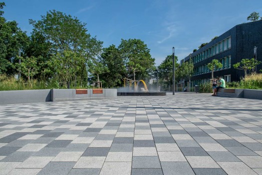 Langenfeld, Konrad-Adenauer-Platz, Boulevard Quarzgrau, Silbergrau und Titangrau samtiert in Kombination mit ConceptDesign Wassertisch, Beeteinfassungen und Sitzbänke CD 1001.