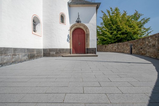 Bergisch Gladbach, Kirchplatz St.Clemens, Boulevard Lichtgrau.