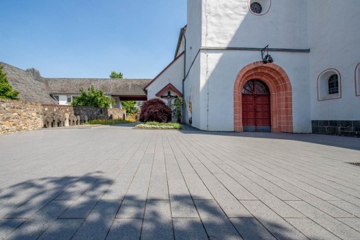 Bergisch Gladbach, Kirchplatz St.Clemens, Boulevard Lichtgrau.