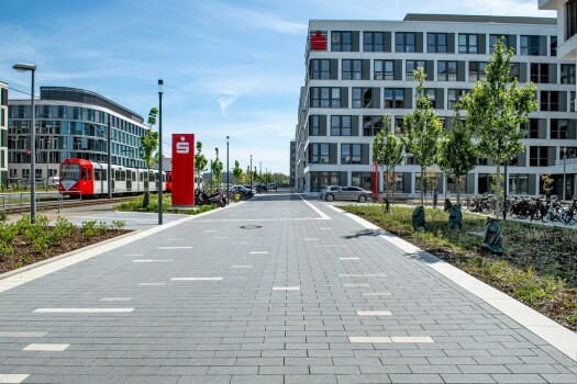 Köln, KITE-Casmpus, Boulevard Quarzgrau, Silbergrau und Titangrau.