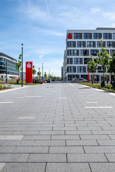 Köln, KITE-Casmpus, Boulevard Quarzgrau, Silbergrau und Titangrau.