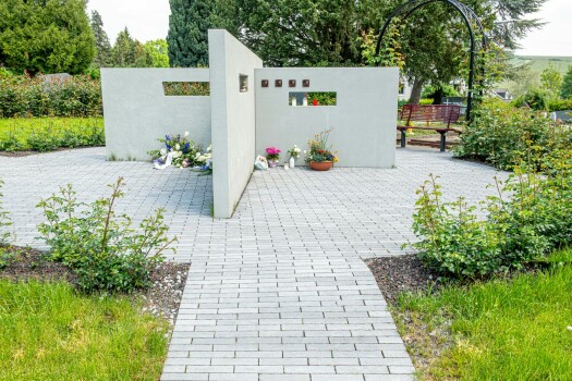 Eltville, Friedhof, Brikk Quarzitgrau in Kombination mit Concept Design Sonderbauteil Sichtbeton.
