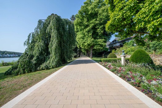 Koblenz, Kaiserin-Augusta-Promenade, Corio EcoTerra, Objektfarbe 8015.