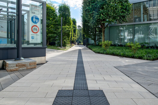 Düsseldorf, NRW Bank, Corio EcoTerra Zero  mit Blue Air Technologie, Beige und Anthrazit in Kombination mit Rillenstein Schwarzgranit sandgestrahlt.