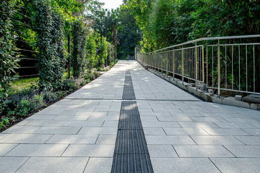 Düsseldorf, NRW Bank, Corio EcoTerra Zero Beige mit Blue Air Technologie, Beige in Kombination mit Rillenstein Schwarzgranit sandgestrahlt.