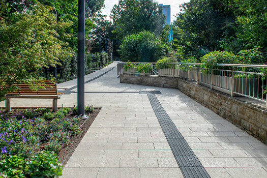 Düsseldorf, NRW Bank, Corio EcoTerra Zero Beige mit Blue Air Technologie, Beige in Kombination mit Rillenstein Schwarzgranit sandgestrahlt.