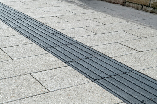 Düsseldorf, NRW Bank, Corio EcoTerra Zero mit Blue Air Technologie, Beige in Kombination mit Rillenstein Schwarzgranit sandgestrahlt.
