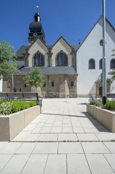 Pfarrkirche St.Peter, Koblenz, Corio Objektfarben 16.01 und 14.03 in Kombination mit Conturo Mauerscheiben Objektfarbe 16.03.