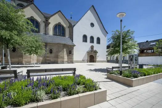 Pfarrkirche St.Peter, Koblenz, Corio Objektfarben 16.01 und 14.03 in Kombination mit Conturo Mauerscheiben Objektfarbe 16.03.