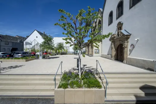 Pfarrkirche St.Peter, Koblenz, Corio Objektfarben 16.01 und 14.03 in Kombination mit Tocano Blockstufen Objektfarbe 16.01.