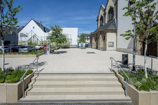 Pfarrkirche St.Peter, Koblenz, Corio Objektfarben 16.01 und 14.03 in Kombination mit Tocano Blockstufe Objektfarbe 16.01.