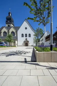 Pfarrkirche St.Peter, Koblenz, Corio Objektfarben 16.01 und 14.03 in Kombination mit Conturo Mauerscheiben Objektfarbe 16.03.