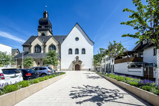 Pfarrkirche St.Peter, Koblenz, Corio Objektfarben 16.01 und 14.03 in Kombination mit Conturo Mauerscheiben Objektfarbe 16.03.