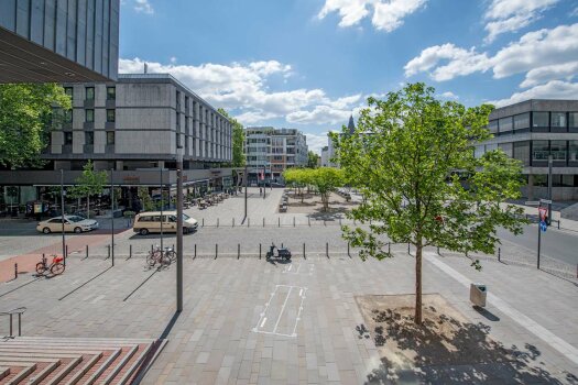 Köln, Kurt-Hackenberg-Platz, Grauwacke.