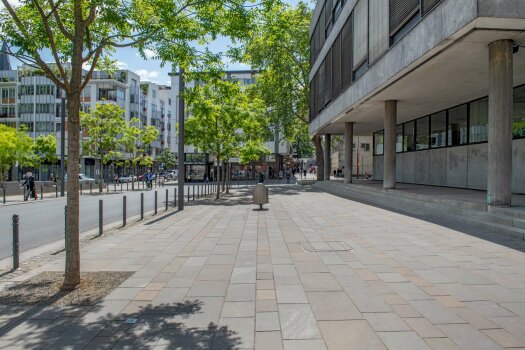 Köln, Kurt-Hackenberg-Platz, Grauwacke.