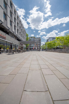 Köln, Kurt-Hackenberg-Platz, Grauwacke.