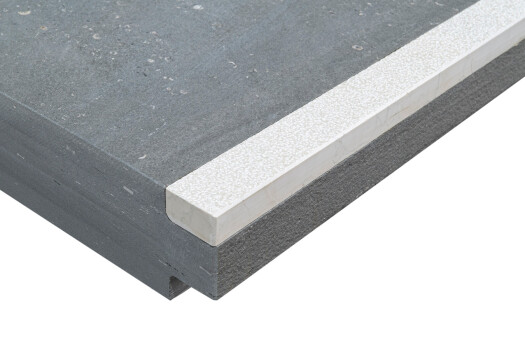 Kirmenjak feingestockt, Stufenkantenmarkierung eingelassen in Grauwacke Blockstufe. 