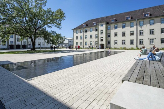 Herford, BildungsCampus, La Linia Objektfarbe 3426 und Wasserspiegel in Objektfarbe 3083.