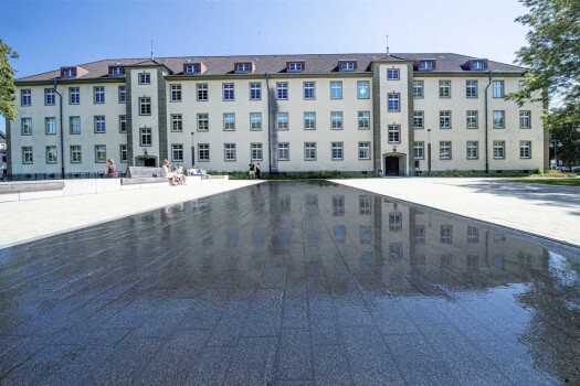 Herford, BildungsCampus, La Linia Objektfarbe 3426 und Wasserspiegel in Objektfarbe 3083.
