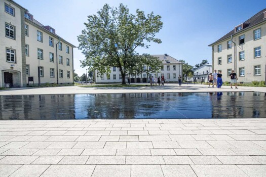 Herford, BildungsCampus, La Linia Objektfarbe 3426 und Wasserspiegel in Objektfarbe 3083.