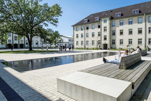 Herford, BildungsCampus, La Linia Objektfarbe 3426 und Wasserspiegel in Objektfarbe 3083.