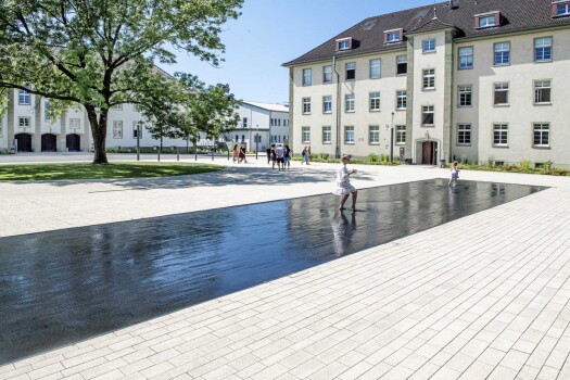 Herford, BildungsCampus, La Linia Objektfarbe 3426 und Wasserspiegel in Objektfarbe 3083.