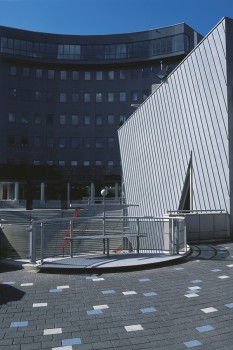 Utrecht (NL), Bahnstation, La Linia Basaltanthrazit, Granithell und Blau.