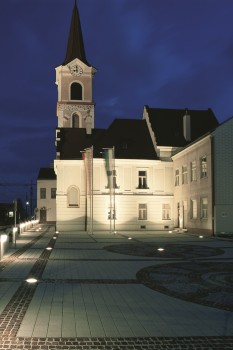 Wiener Neudorf (AU), Rathausplatz, La Linia Granithell.