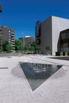 Stuttgart, Carl Benz Center am Gottlieb-Daimler-Stadion, La Linia Granithell.