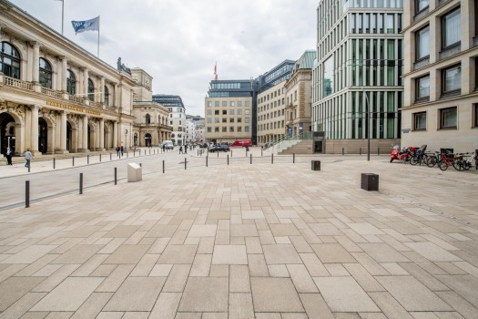 Hamburg, Adolphsplatz, La Linia Sandbeige und Objektfarbe 2397 und 2429.