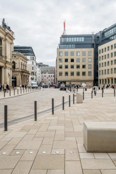 Hamburg, Adolphsplatz, La Linia Sandbeige und Objektfarbe 2397 und 2429.