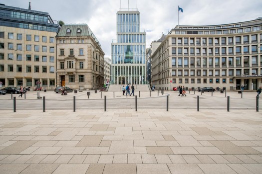 Hamburg, Adolphsplatz, La Linia Sandbeige und Objektfarbe 2397 und 2429.