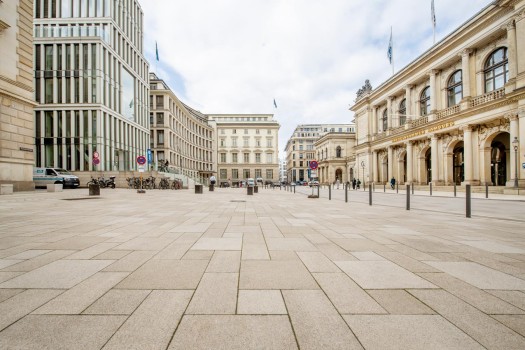 Hamburg, Adolphsplatz, La Linia Sandbeige und Objektfarben 2397, 2429.