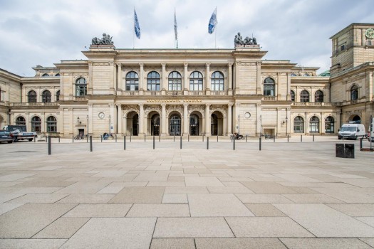 Hamburg, Adolphsplatz, La Linia Sandbeige und Objektfarbe 2397 und 2429.