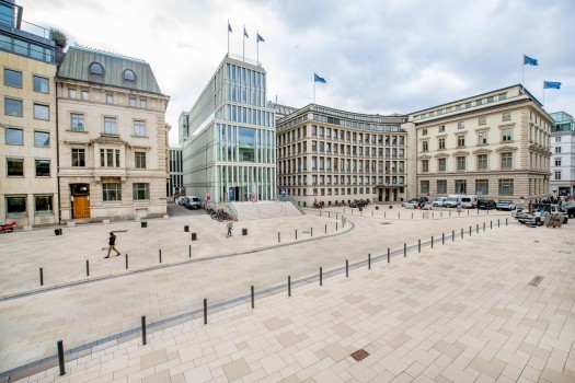 Hamburg, Adolphsplatz, La Linia Sandbeige und Objektfarben 2397, 2429.