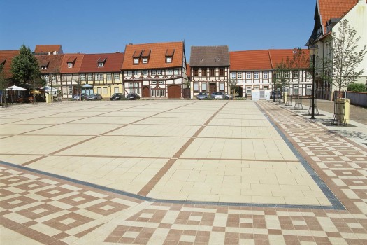 Salzwedel, Marktplatz, La Linia Sandbeige und Porphyrbraun.