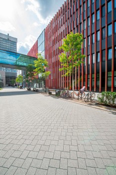 Köln, Uniklinik, La Linia Granitgrau und Granitdunkelgrau.