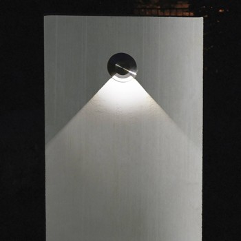 Licht Design und Alessio-Stele (250x60x14 cm) mit 90° LED-Strahler. 