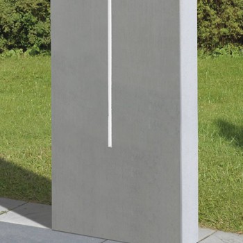 Licht Design und Alessio-Stele (250x60x14 cm) mit LED-Lichtleiste 