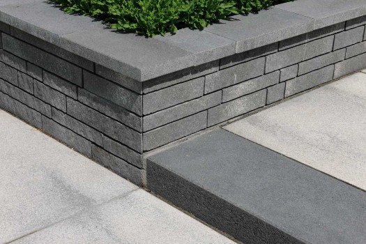 Linaro Mauer Anthrazit-grau gemasert in Kombination mit Umbriano Granitgrau-weiß gemasert.